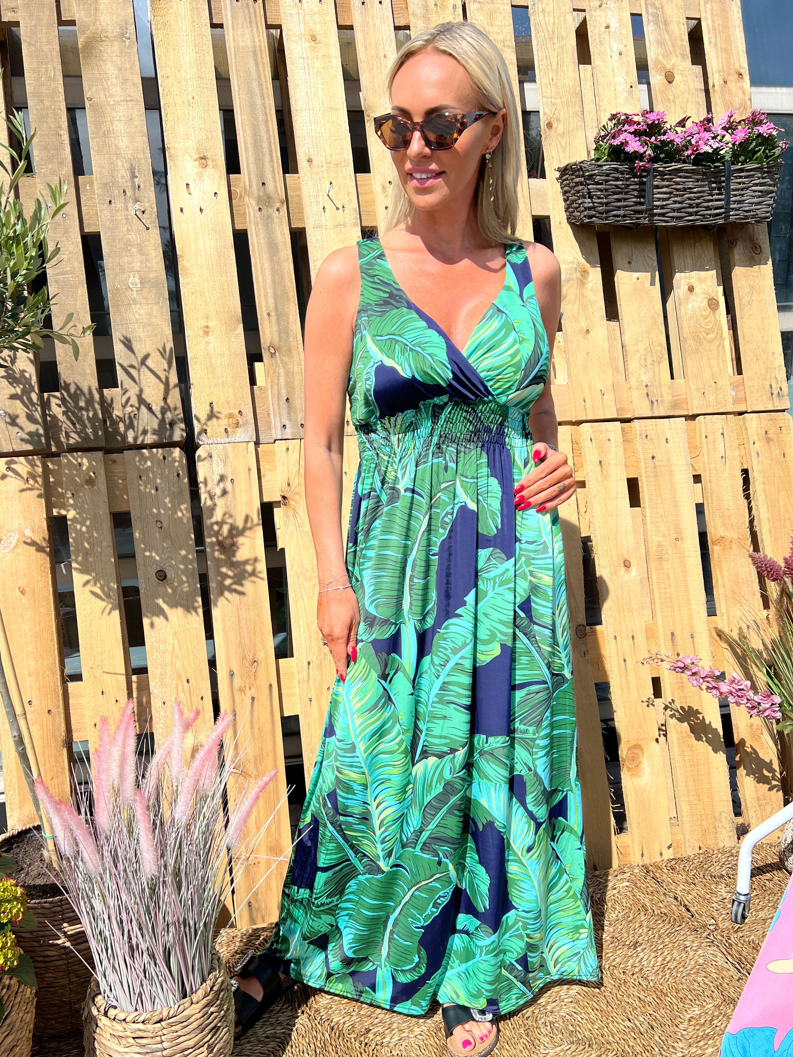 Carmina - Sort stropkjole i elastisk stof med blomsterprint